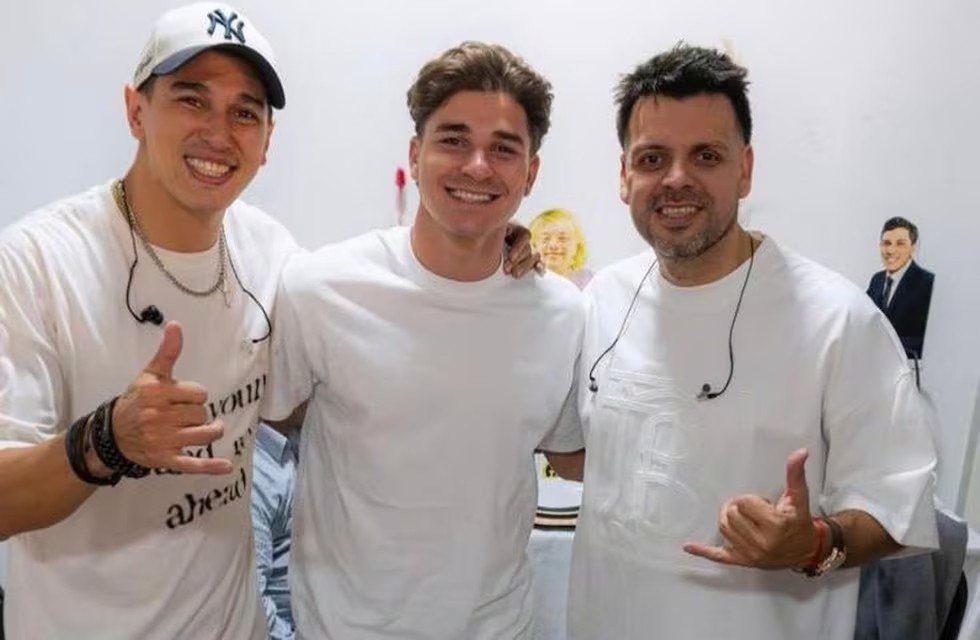 ¡Qué visita! Julián Álvarez estuvo en el baile de Q´ Lokura y se animó a cantar junto al Nico y al Chino