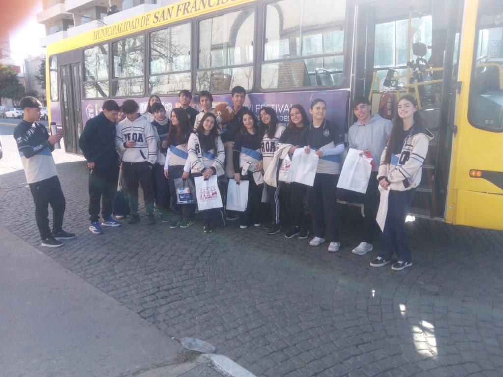 El municipio promueve la participación con traslados gratuitos a espacios educativos y culturales