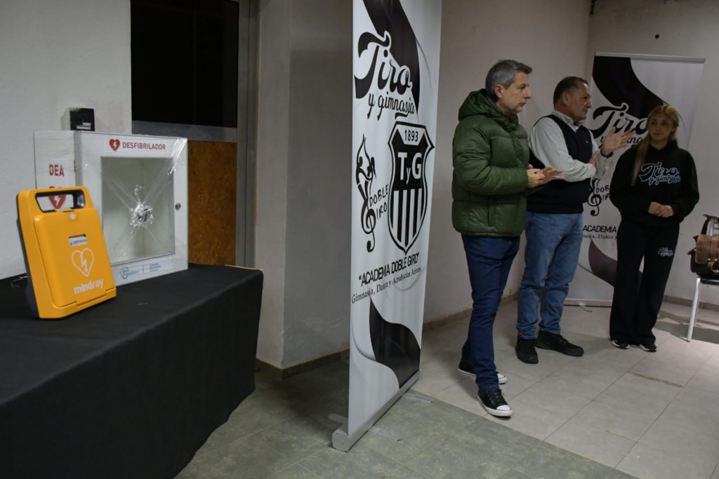 Ciudad cardioprotegida: Bernarte entregó desfibrilador externo automático a Tiro y Gimnasia
