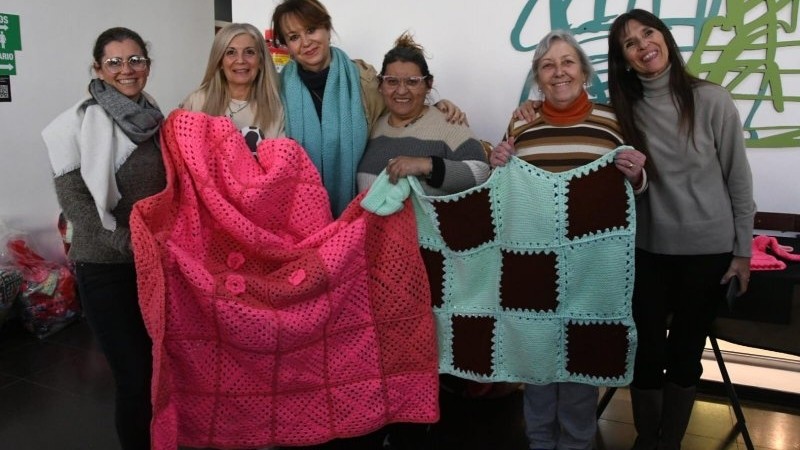 Campa&ntilde;a "Al fr&iacute;o le ponemos coraz&oacute;n": nueva entrega de mantas y prendas de abrigo confeccionadas por tejedoras solidarias.