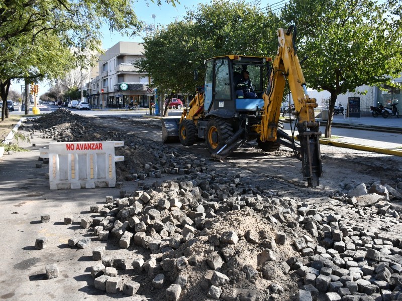 Sigue la importante intervenci&oacute;n del adoquinado en la zona de la Terminal de &Oacute;mnibus.