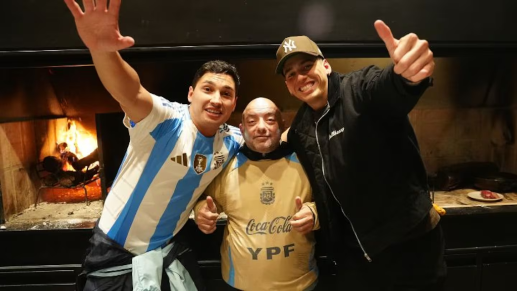 Entre emoci&oacute;n y peleas con Gonzalito, as&iacute; vivieron Los Herrera el partido de la selecci&oacute;n Argentina.