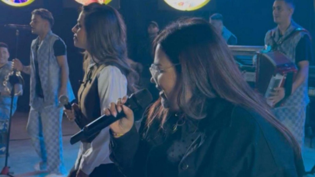 Euge Quevedo le cumpli&oacute; el sue&ntilde;o a una fan: la invit&oacute; a cantar en pleno show.