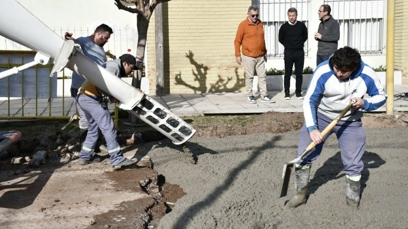 Arreglo de calles de la ciudad: el bacheo lleg&oacute; a barrio Cottolengo.