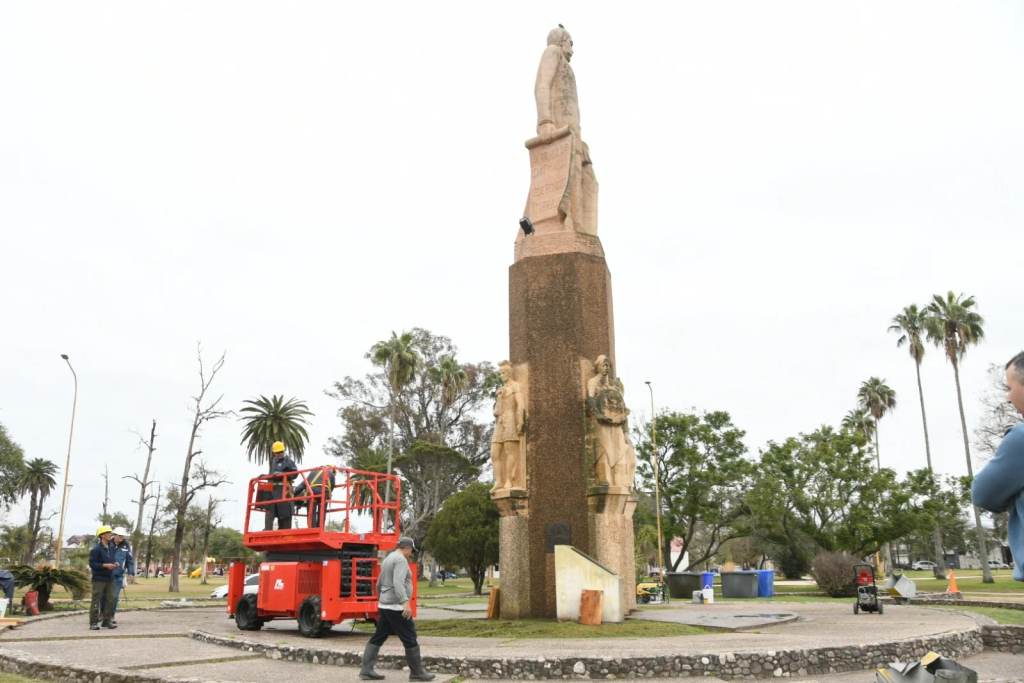 El municipio lleva a cabo la restauraci&oacute;n de los monumentos de la Plaza V&eacute;lez Sarsfield.