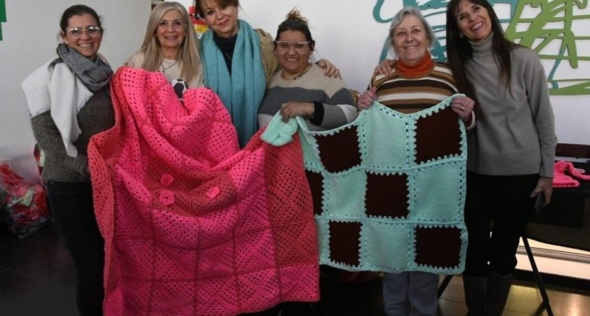 Campa&ntilde;a "Al fr&iacute;o le ponemos coraz&oacute;n": nueva entrega de mantas y prendas de abrigo confeccionadas por tejedoras solidarias.