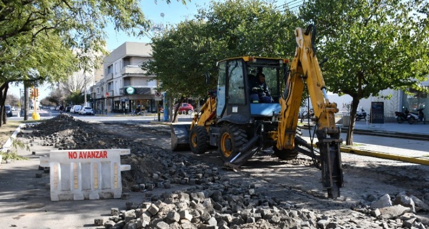 Sigue la importante intervenci&oacute;n del adoquinado en la zona de la Terminal de &Oacute;mnibus.