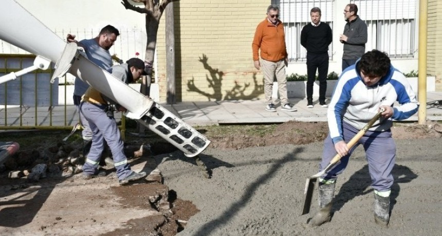 Arreglo de calles de la ciudad: el bacheo lleg&oacute; a barrio Cottolengo.