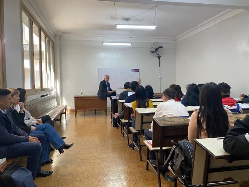 Alberto Fernández dio clases en la Facultad de Derecho y permanece sin agenda pública