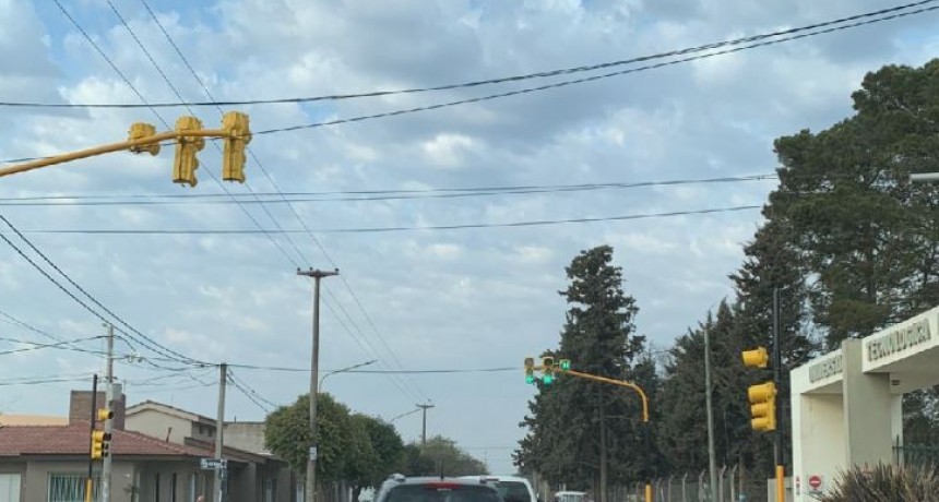 Comenzaron a funcionar los semáforos frente a UTN