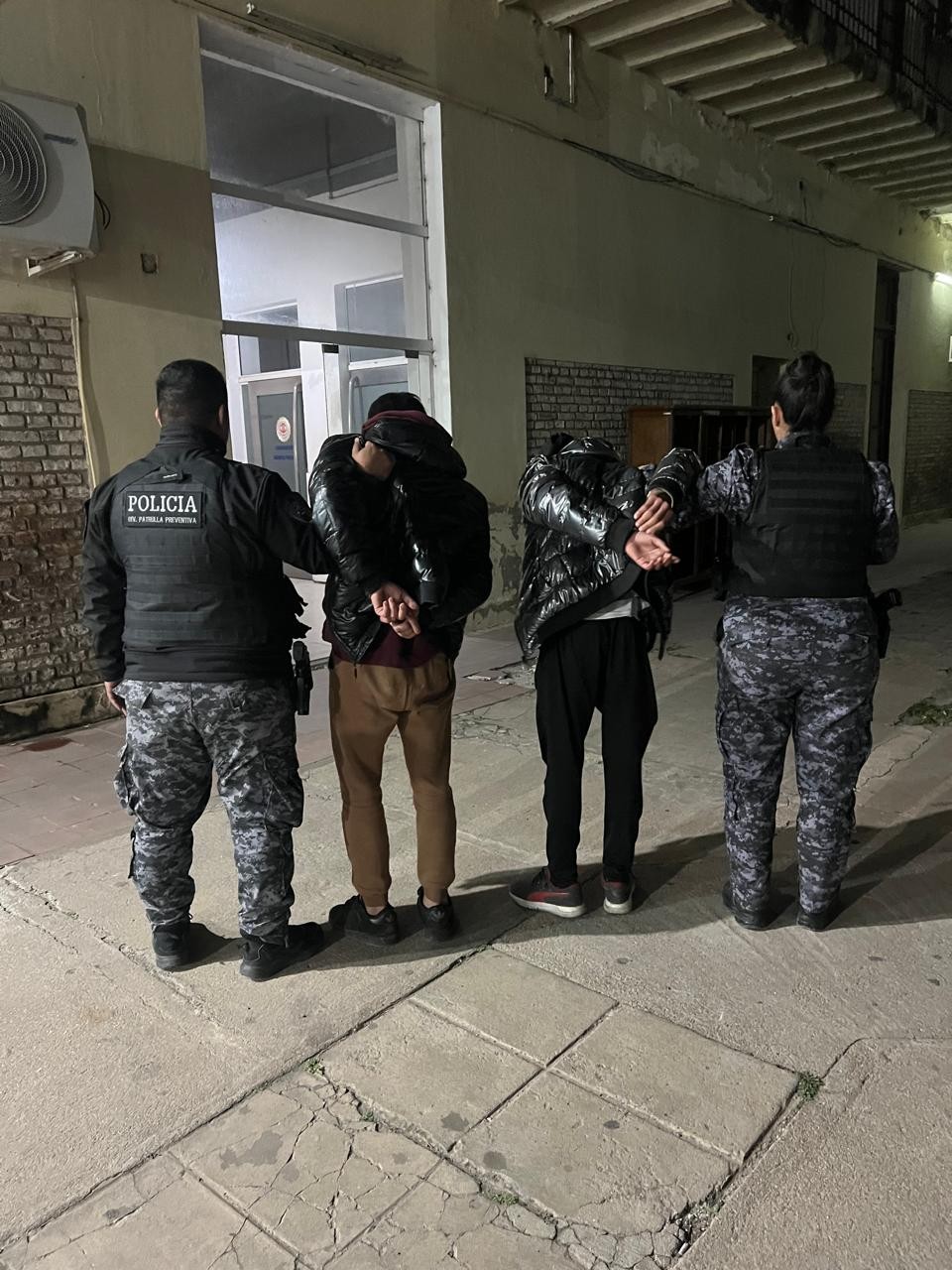 Dos jóvenes detenidos luego de amenazar con un arma de fuego a personal de la Guardia Local