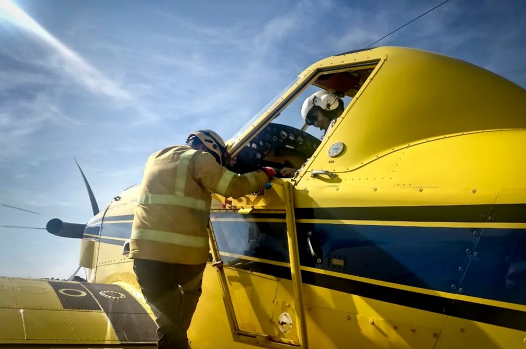 Varias dotaciones de bomberos combaten dos focos activos en el interior de Córdoba