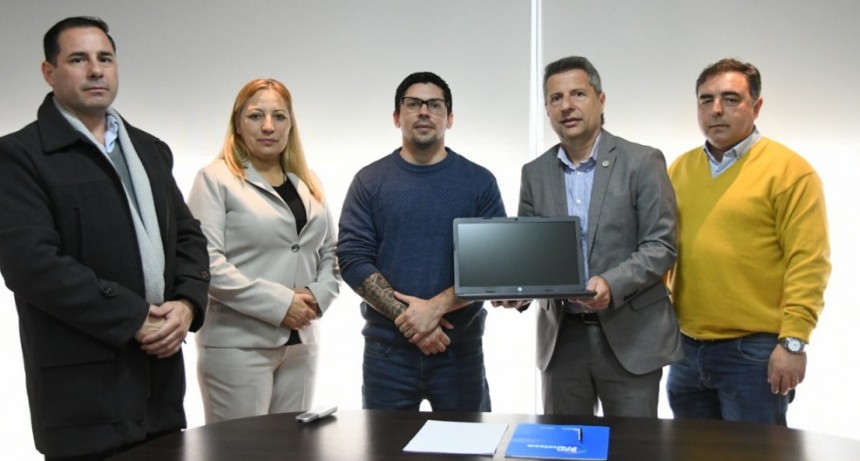 El municipio entregó una notebook a la División de investigaciones de la Policía de Córdoba
