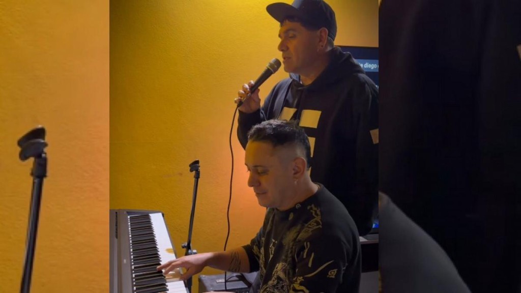 Diego Olmos y Dani Guardia regalaron una emotiva versi&oacute;n ac&uacute;stica de "El Triste".