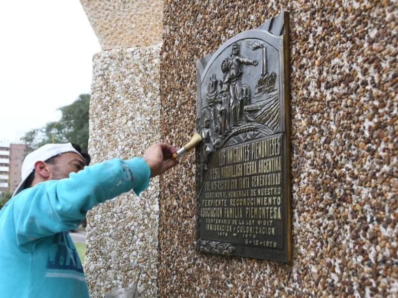 Las esculturas de Plaza V&eacute;lez Sarsfield recuperan su color original como parte de su restauraci&oacute;n.