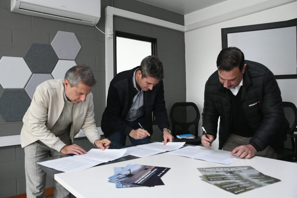 Municipio firm&oacute; convenio para avanzar en la creaci&oacute;n de un centro de formaci&oacute;n de pilotos de drones.