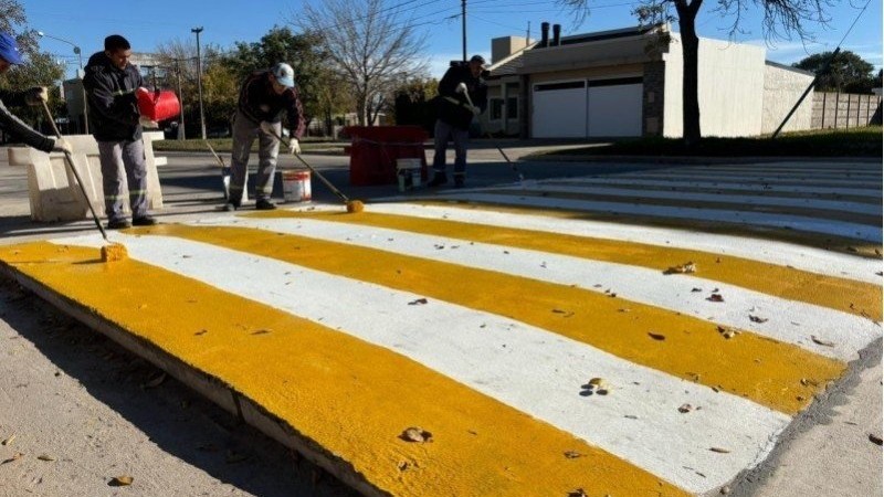 El municipio aplica pintura termopl&aacute;stica para mejorar la resistencia de la se&ntilde;alizaci&oacute;n vial.
