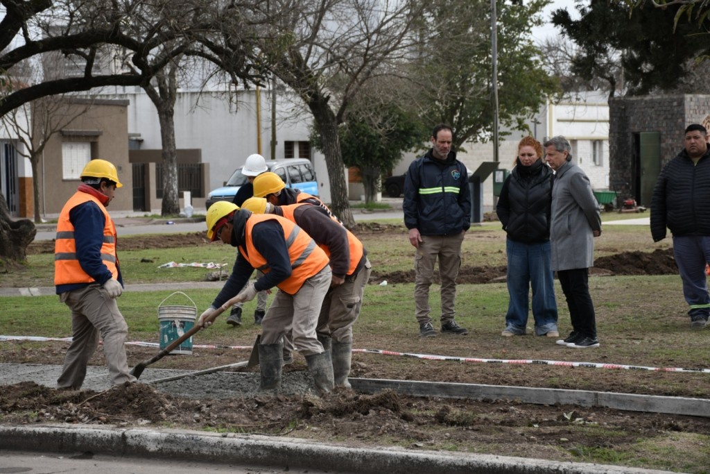En la Plaza Sarmiento el municipio contin&uacute;a con el plan de renovaci&oacute;n de veredas.