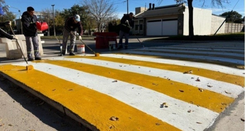 El municipio aplica pintura termopl&aacute;stica para mejorar la resistencia de la se&ntilde;alizaci&oacute;n vial.