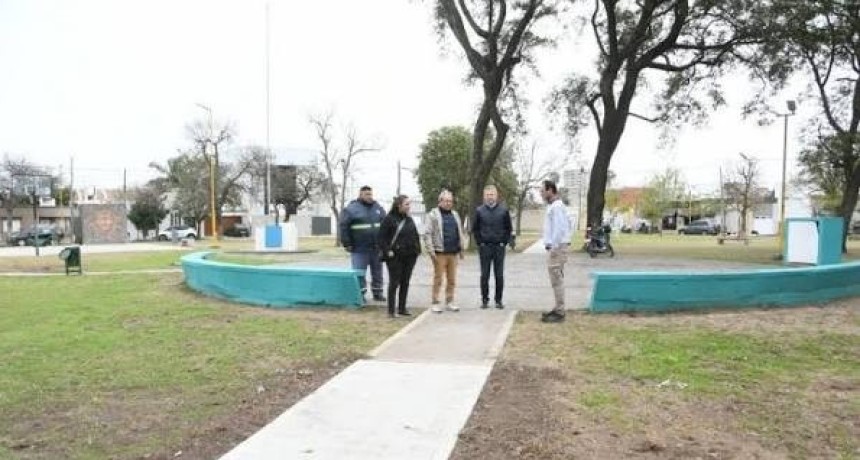 Culminaron las tareas de renovaci&oacute;n de veredas en la Plaza Sarmiento.