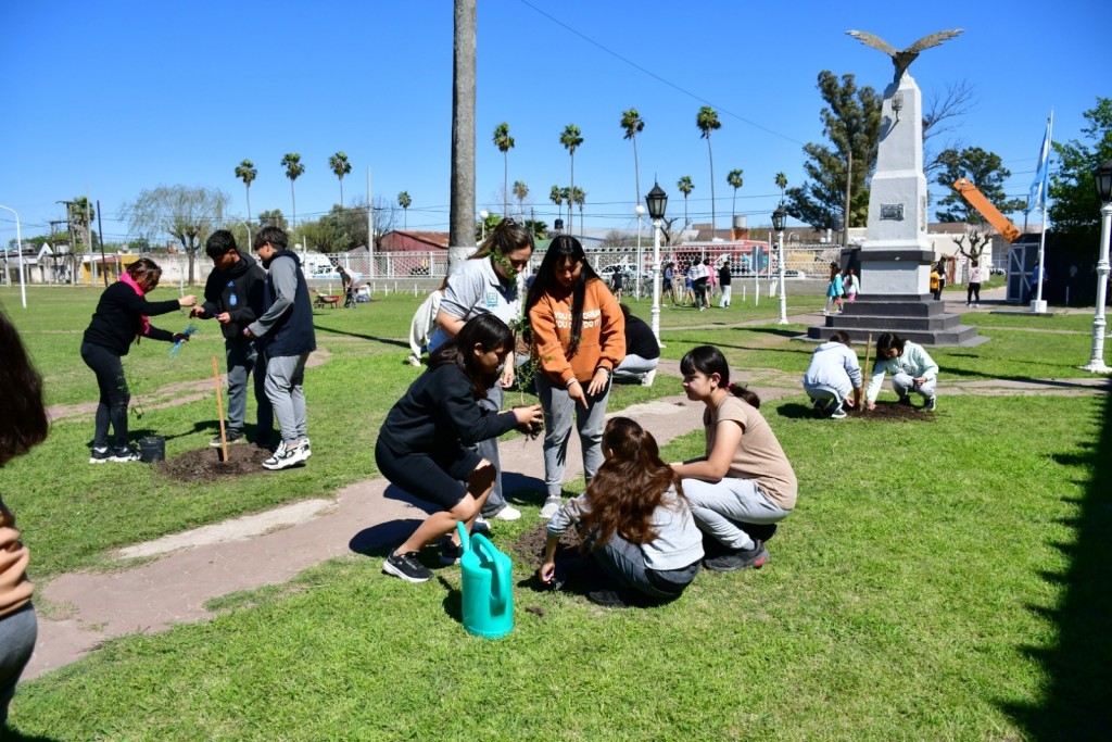El Vivero Municipal de San Francisco intervino en la forestación del Polideportivo de Frontera