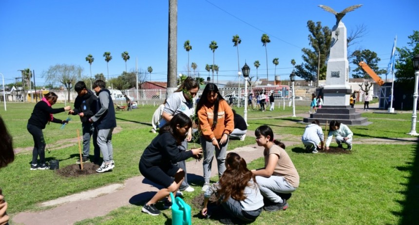 El Vivero Municipal de San Francisco intervino en la forestación del Polideportivo de Frontera