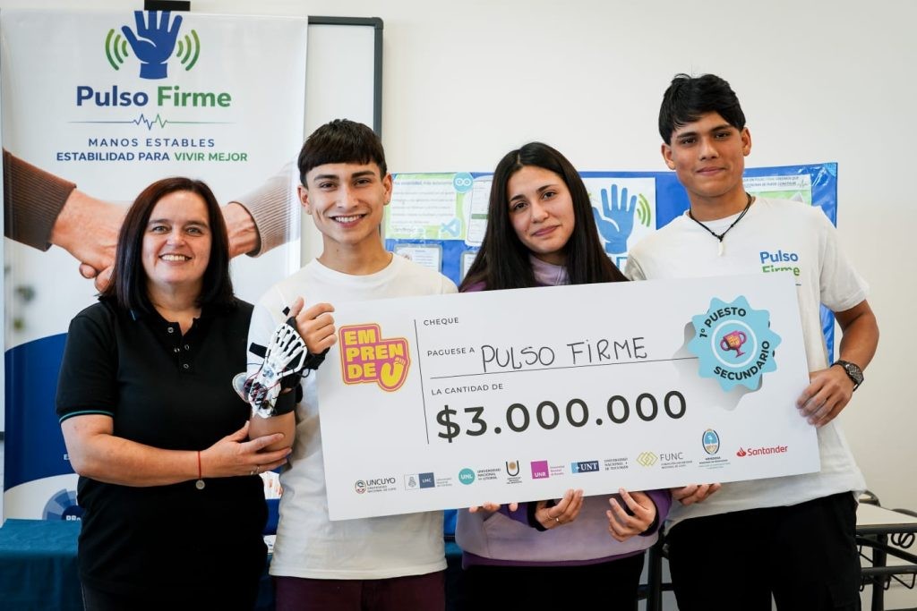 Estudiantes cordobeses crearon una mano rob&oacute;tica para rehabilitaci&oacute;n de personas con Parkinson y artritis.