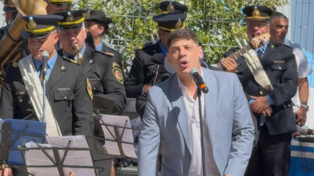 Marcos Bainotti cant&oacute; junto a la Banda de la Polic&iacute;a de C&oacute;rdoba.