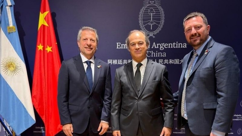 Bernarte destac&oacute; el encuentro con el embajador argentino y autoridades nacionales chinas durante su visita a Beijing.