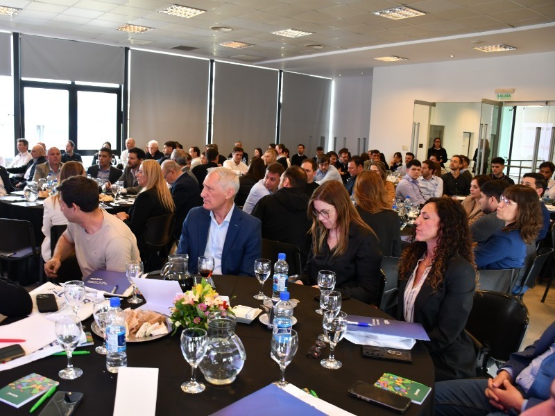 Econom&iacute;a, inteligencia artificial y contexto global fueron protagonistas del tercer Coloquio Empresarial.