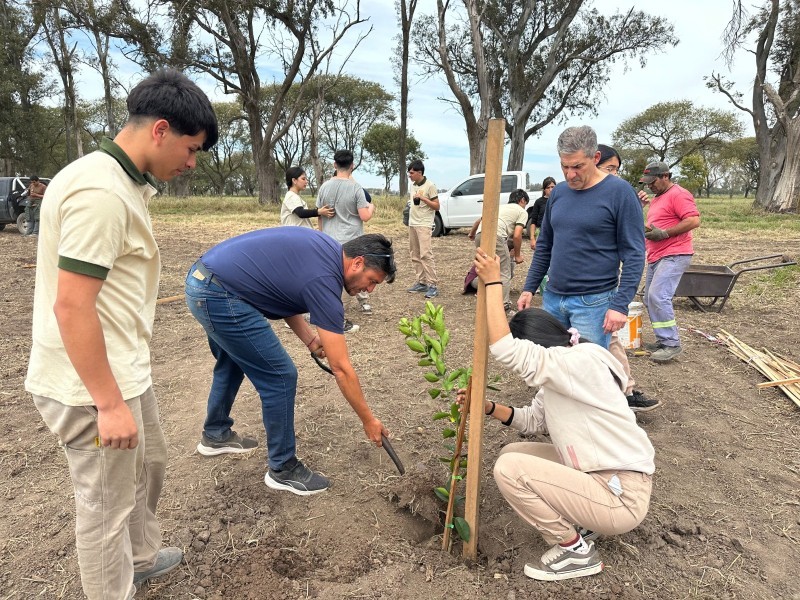 El Municipio contin&uacute;a ampliando el Bosque Nutricional junto a estudiantes del IPEA N&deg; 222.