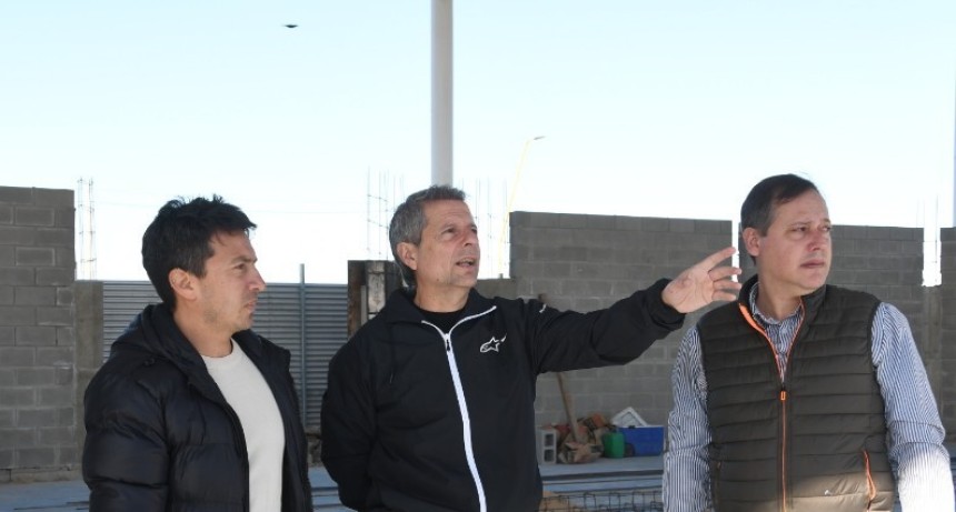 Bernarte visit&oacute; la obra del Polideportivo de barrio La Milka.
