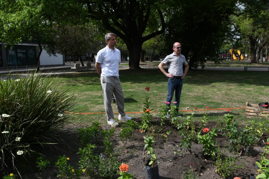 Ornamentaron la Plaza Cívica con flores del Vivero Municipal