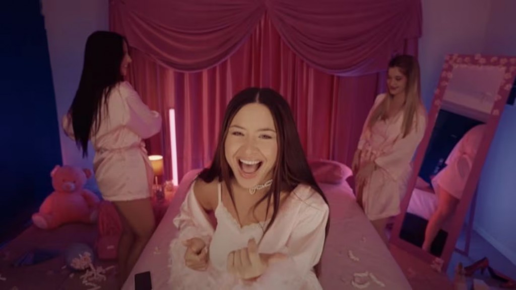 ¡Modo pijamada! Valentina Márquez sorprendió con el lanzamiento de “Favorita” y un videoclip lleno de color