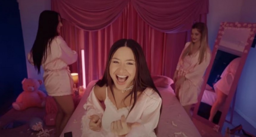 ¡Modo pijamada! Valentina Márquez sorprendió con el lanzamiento de “Favorita” y un videoclip lleno de color