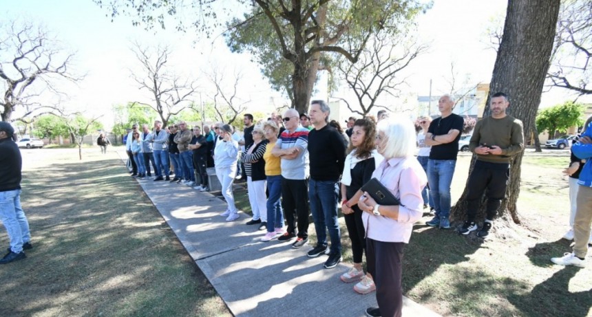 La Plaza Primero de Mayo ya cuenta con baños públicos y una cancha de fútbol tenis