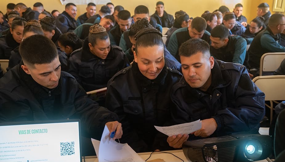 M&aacute;s de 650 aspirantes a suboficiales de la Polic&iacute;a se capacitan en cuidado ambiental.
