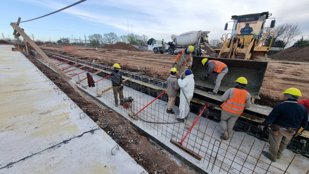 Avanza la obra de entubamiento del canal de desag&uuml;e pluvial de avenida Ant&aacute;rtida Argentina.