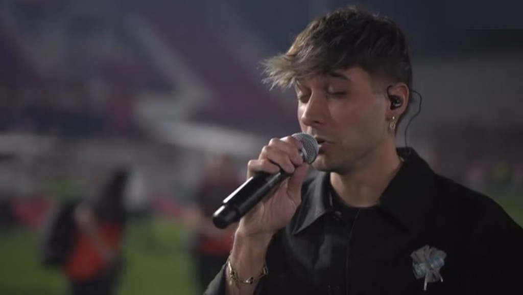 Joaco Martín de DesaKTa2 cantó el Himno Nacional en la final de la Copa Argentina