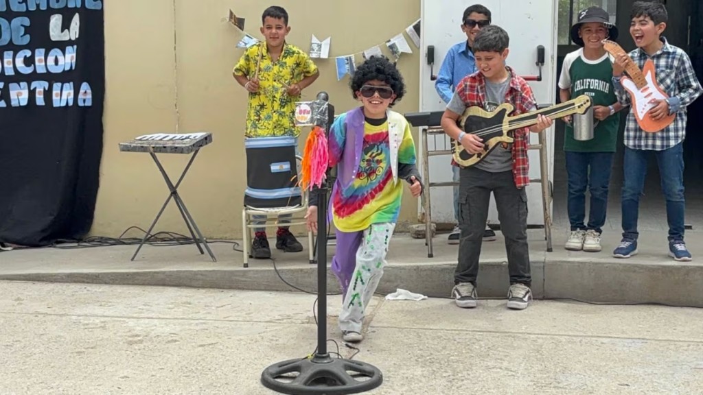 Alumnos de una escuela jugaron a ser cuarteteros por un día y recrearon a grandes íconos de la música
