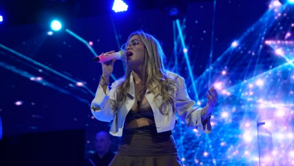 Karina brilló en Córdoba y emocionó a un fanático durante su show