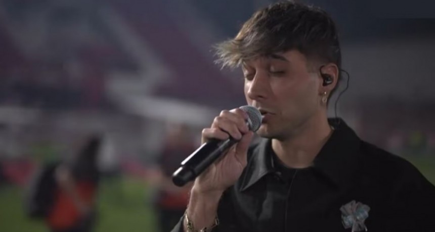 Joaco Martín de DesaKTa2 cantó el Himno Nacional en la final de la Copa Argentina