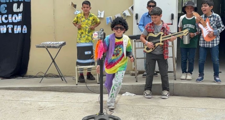 Alumnos de una escuela jugaron a ser cuarteteros por un día y recrearon a grandes íconos de la música