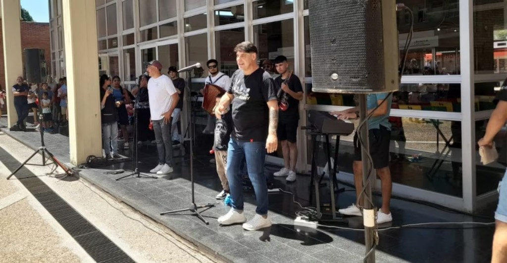 Marcos Bainotti visitó el Hospital de Niños y cantó para los pequeños pacientes