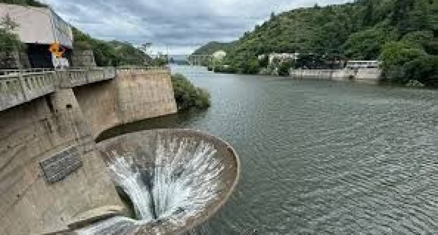 Las lluvias llenaron el San Roque y el agua sobrepasó el nivel del embudo luego de un año y medio