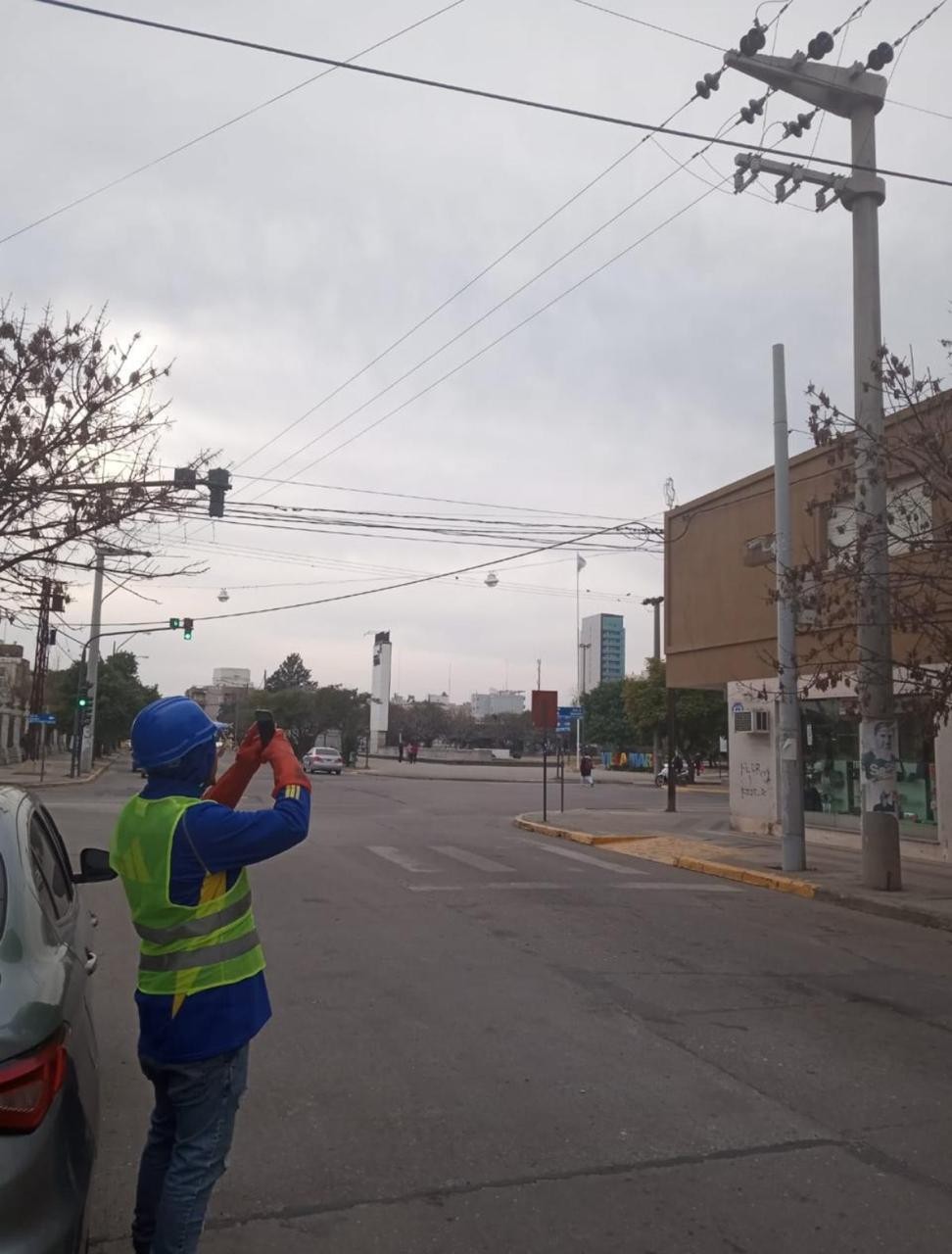 En San Francisco se relevan postes y subestaciones para identificar posibles fallas y riesgos en la infraestructura del servicio eléctrico