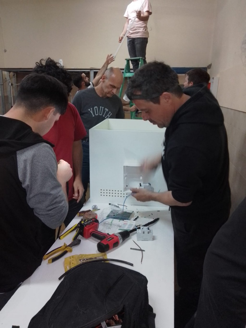 El Ceder San Francisco construyó y entregó mobiliario para el traslado de notebooks de la escuela ProA Software