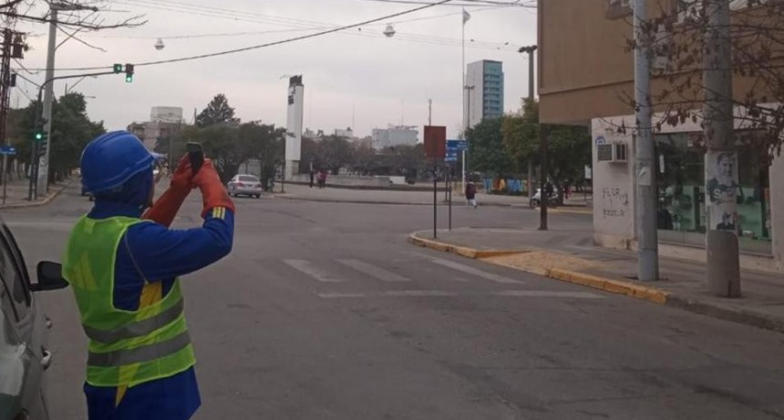 En San Francisco se relevan postes y subestaciones para identificar posibles fallas y riesgos en la infraestructura del servicio eléctrico